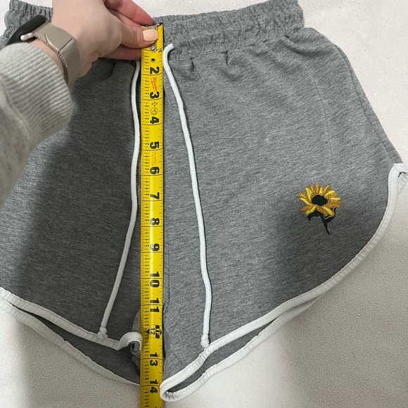 SHEIN GRAPHIC SHORTS - Picture 7 of 7